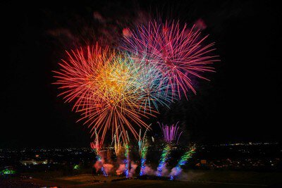 夜空を彩る色とりどりの大輪と噴出花火