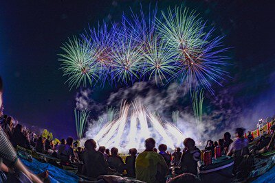 花火と光線が交差する迫力の演出シーン
