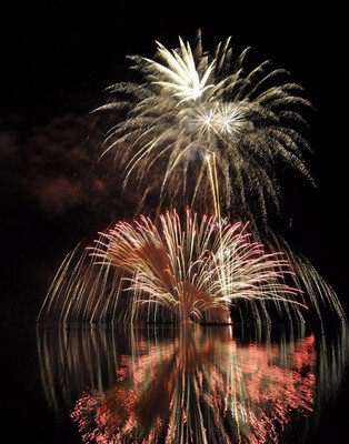 湖面に映る幻想的な花火のシンメトリー