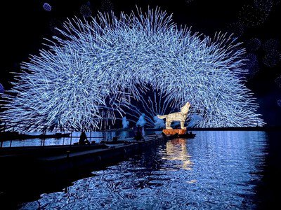 大燈籠と青い花火が織りなす幻想風景