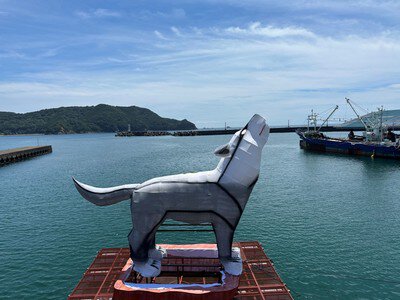 昼間に港でそびえ立つ大口真神の燈籠