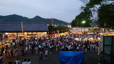 屋台も並び、夏らしさが感じられるお祭り