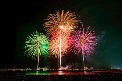 大輪の花火と観客のシルエットがつくる迫力の光景