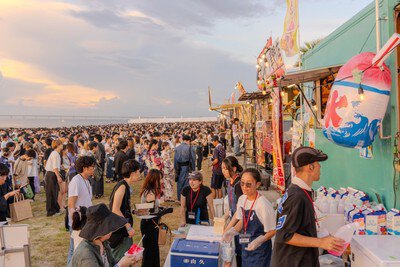 多彩なフードトラックが並びにぎわう会場