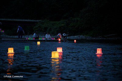 阿仁川に浮かぶ絵灯籠