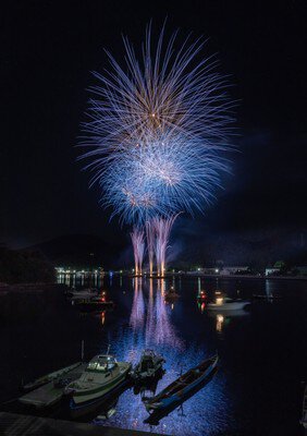 青く染まる夜空と港の共演