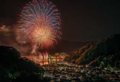 山あいに響く鮮烈な花火の光