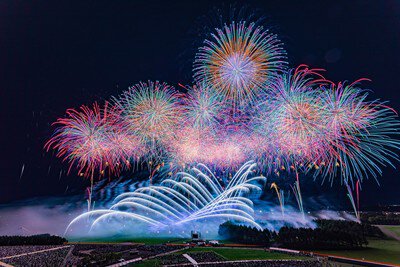 色鮮やかな光が海上を包む華麗な花火演出