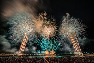 海辺の夜空いっぱいに広がる大迫力の花火