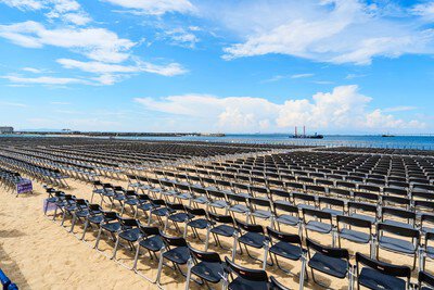 海を望む砂浜席が非日常感を高める会場風景