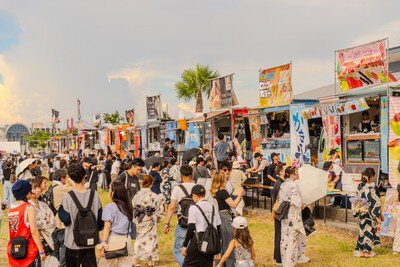 多彩な屋台が並び会場がにぎわうフードエリア