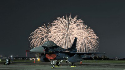 戦闘機を彩る迫力の大輪