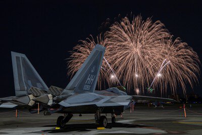 機体越しに広がる黄金の空