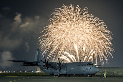 輸送機の夜空に舞う華