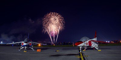 並ぶT-4の奥に輝く夜空