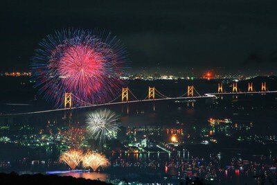 夜空を染める大輪と瀬戸大橋