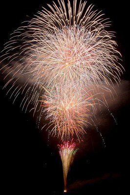夜空に咲く豪華なスターマイン