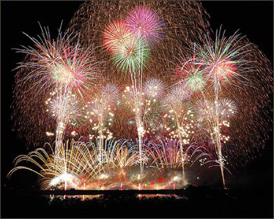 色彩豊かな花火が夜空に一斉開花