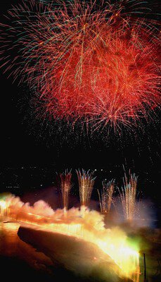 夜空と川を彩る圧巻の大ナイアガラ