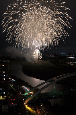 橋越しに眺める夜空いっぱいの光