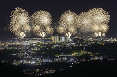 街を照らすスケール感ある大玉花火