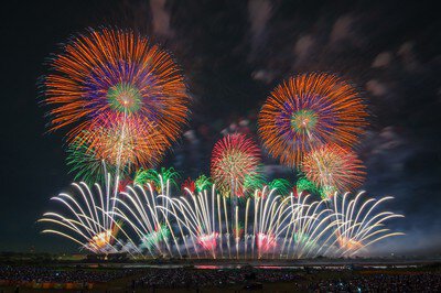 夜空を彩る迫力のワイドスターマイン