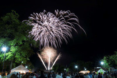 大輪の白い花火が会場を照らす