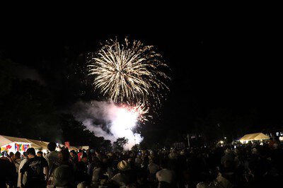 多くの人でにぎわう花火会場