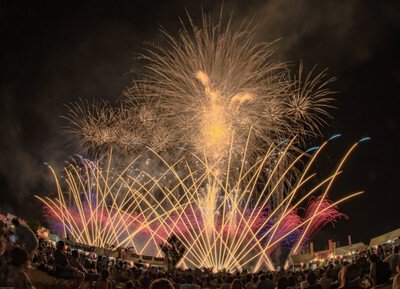 夜空一面に広がるワイドな花火の競演