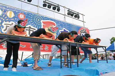 名物の大栄スイカ早食い競争で盛り上がるステージ