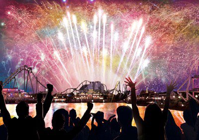 夜空に広がる色とりどりの花火とともに迎える年越しカウントダウン