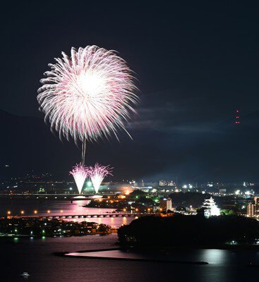 城と海と花火が織りなす夜景の美