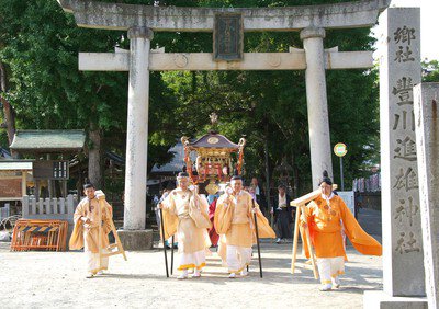 神輿渡御などの神事も行われる