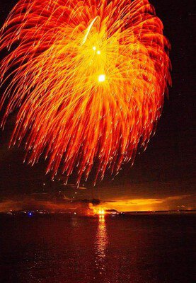 有明海の水面に輝きが広がる花火
