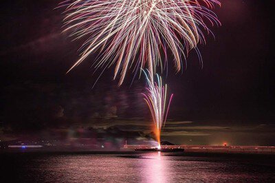 光の尾を引いて夜空に広がる花火