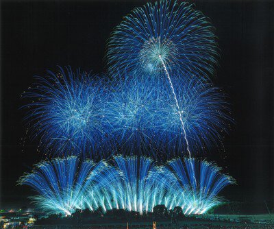 青一色に染まる幻想的な夜空