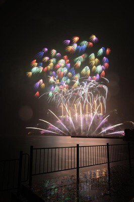 色とりどりの花火が次々と夜空を埋め尽くす