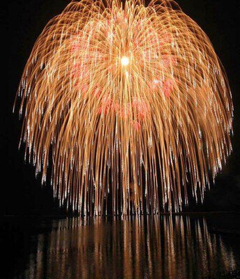 カラフルな大輪が夜空と海面を彩る大迫力の一発