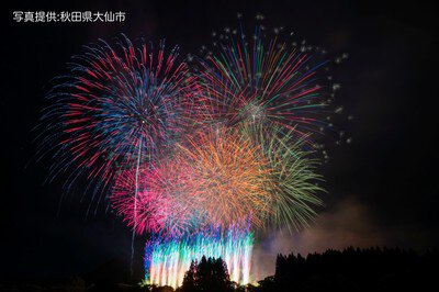 光の波が広がる華やかな演出