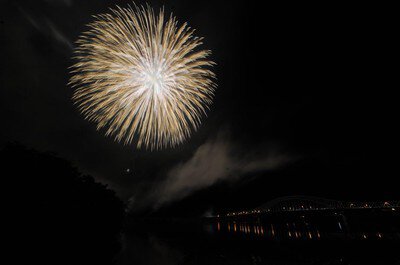 夜の静けさを破る美しい白い花火