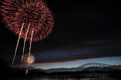 大輪の赤い花火が夜空を彩る壮観な瞬間
