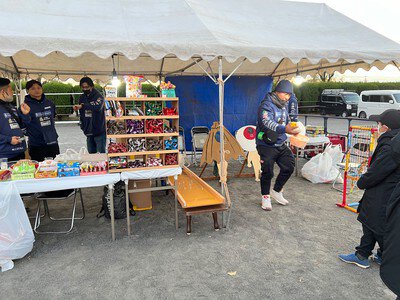 家族連れに人気の屋台で楽しむゲームとお菓子ブース