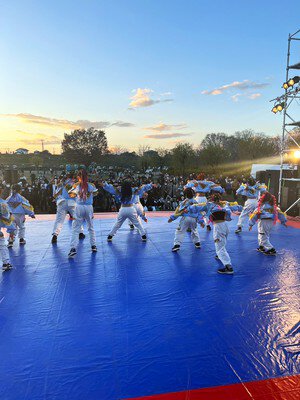 夕暮れのステージで繰り広げられる子どもたちの元気なダンスパフォーマンス