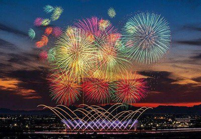 夕空を彩る鮮やかなスターマイン