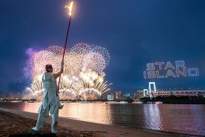 夜空を彩る圧巻の花火とドローン演出