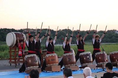 祭ムードを盛り上げる勇壮な和太鼓演奏