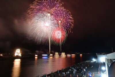 スターマインや水中花火などが披露される