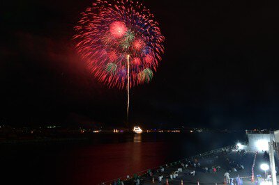 赤く輝く花火が夏の夜を彩る