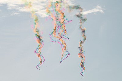 色煙が描く全国唯一の昼花火の競演(小松煙火工業)
