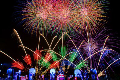 カラフルな光と音楽が一体になった夜空の競演